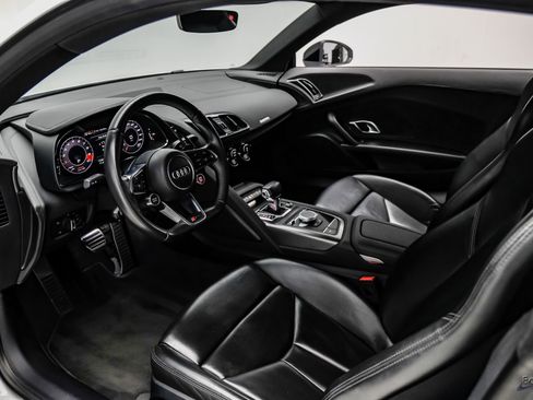 Used 2018 Audi R8 V10 RWD image 2