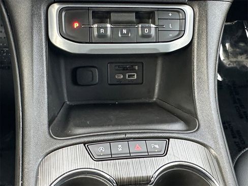 Used 2022 GMC Acadia SLT w/ LPO, Floor Liner Package image 17