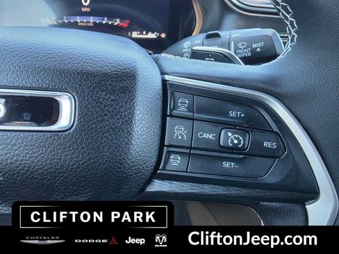 Used 2024 Jeep Grand Cherokee Laredo AWD/4WD image 23