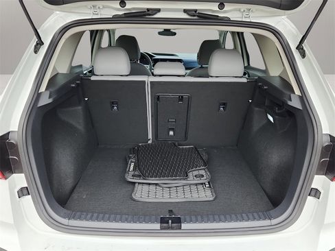 Used 2024 Volkswagen Taos SE w/ Panoramic Sunroof Package image 12