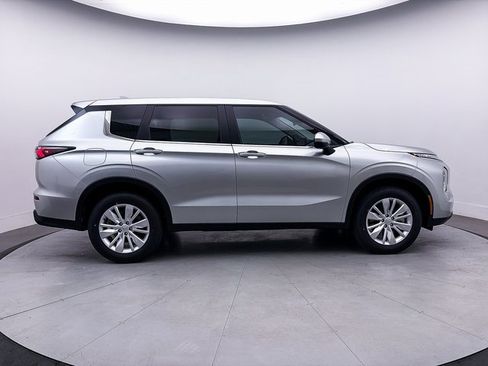 New 2025 Mitsubishi Outlander ES image 7