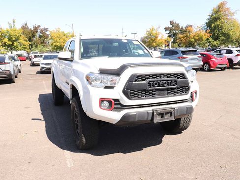 Used 2022 Toyota Tacoma SR5 AWD/4WD image 3