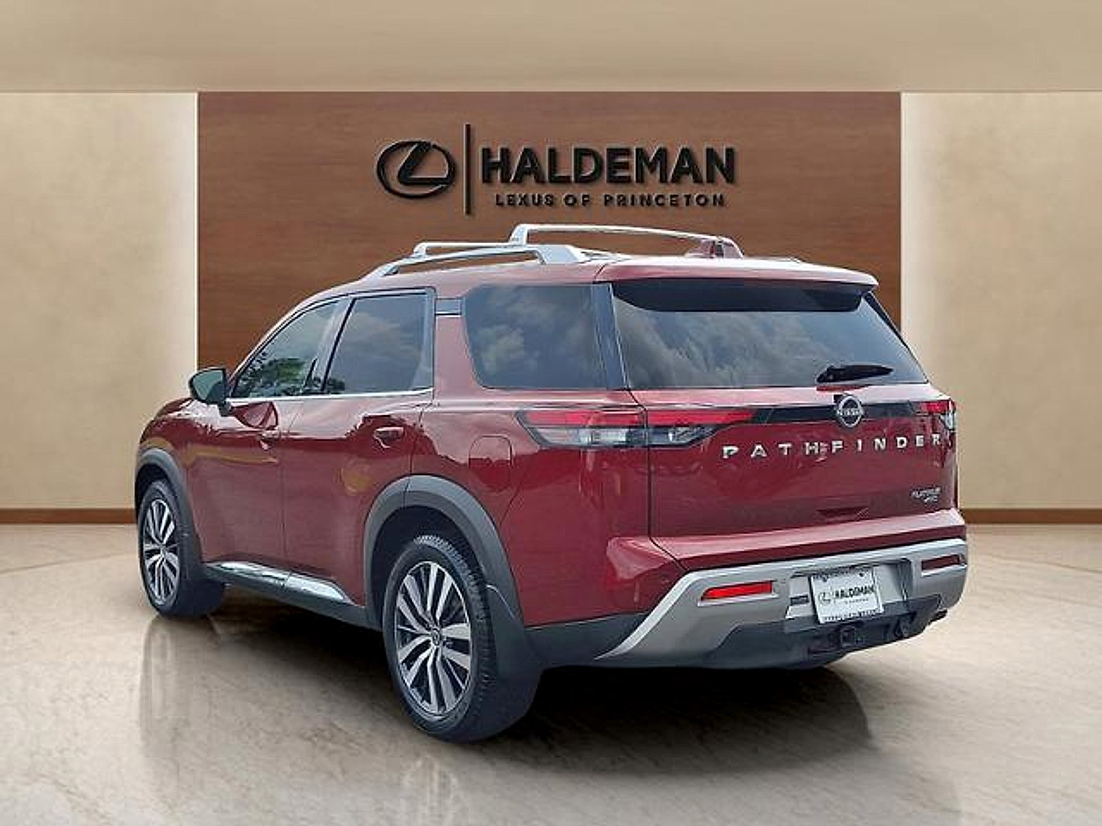 Used 2022 Nissan Pathfinder Platinum w/ Cargo Package AWD/4WD image 4