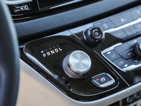 Used 2022 Chrysler Pacifica Touring-L FWD image 17