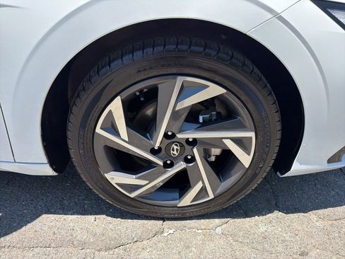 Used 2025 Hyundai Elantra Limited FWD image 9