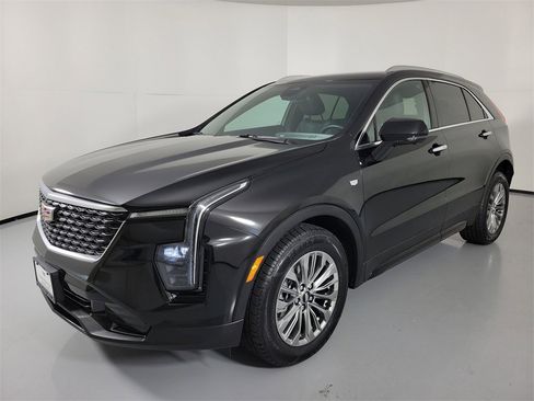 Certified 2025 Cadillac XT4 Premium Luxury image 2