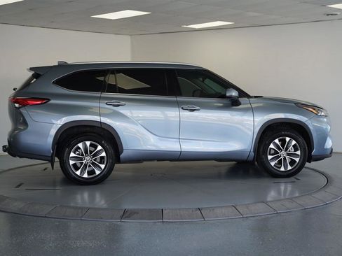 Used 2022 Toyota Highlander XLE AWD/4WD image 8