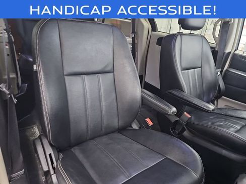 Used 2013 Chrysler Town & Country Touring FWD image 29