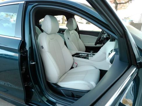 Used 2025 Genesis G70 2.5T image 23