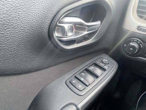 Used 2017 Jeep Cherokee Latitude w/ Cold Weather Group image 27