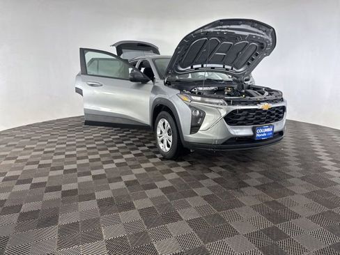 Used 2025 Chevrolet Trax LS image 15