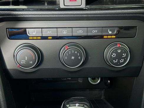 Used 2022 Volkswagen Taos SE FWD image 15