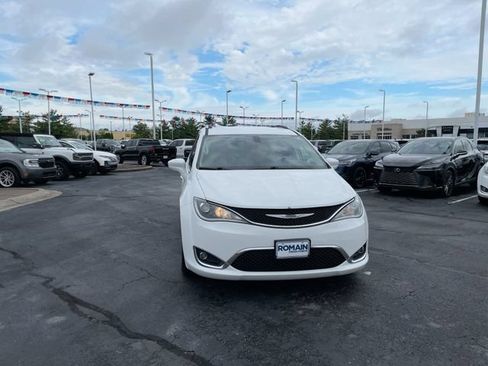 Used 2017 Chrysler Pacifica Touring-L Plus FWD image 7