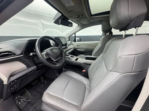 Used 2023 Toyota Sienna XLE AWD/4WD image 11