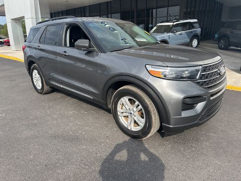 Used 2023 Ford Explorer XLT RWD image 2