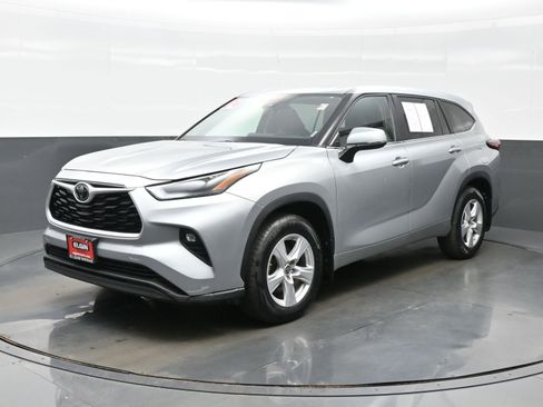 Used 2024 Toyota Highlander Limited AWD/4WD image 2