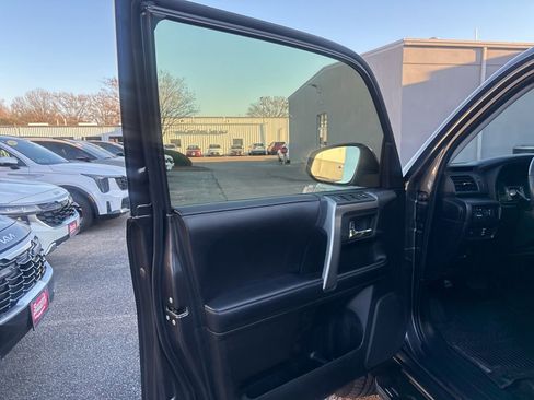 Used 2018 Toyota 4Runner SR5 Premium image 17