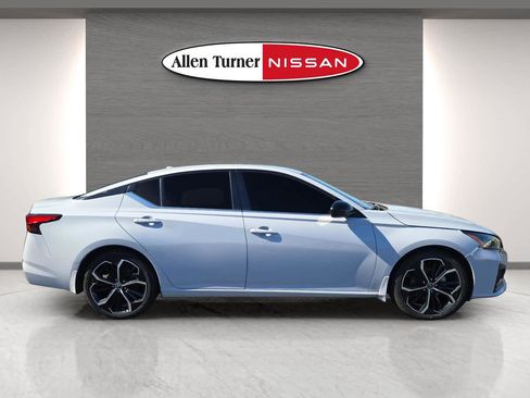 Used 2023 Nissan Altima 2.5 SR w/ SR Premium Package image 5