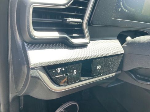 Used 2025 Kia Sportage LX image 7