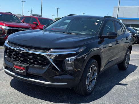Used 2025 Chevrolet Trax LT w/ LT Convenience Package FWD image 2
