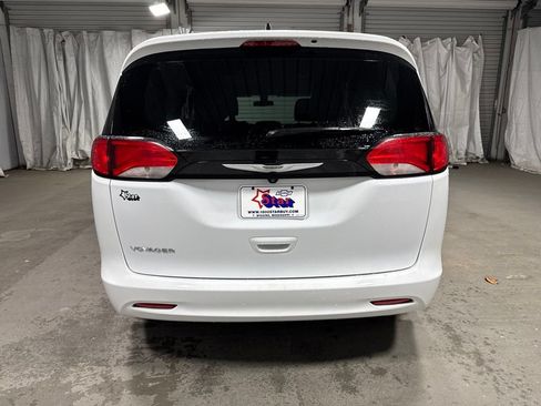 Used 2022 Chrysler Voyager LX FWD image 6