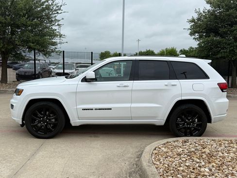 Used 2021 Jeep Grand Cherokee Laredo X RWD image 2