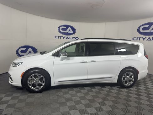 Used 2022 Chrysler Pacifica Limited FWD image 6