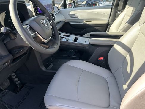 Used 2025 Toyota Sienna XLE w/ XLE Plus Package image 11