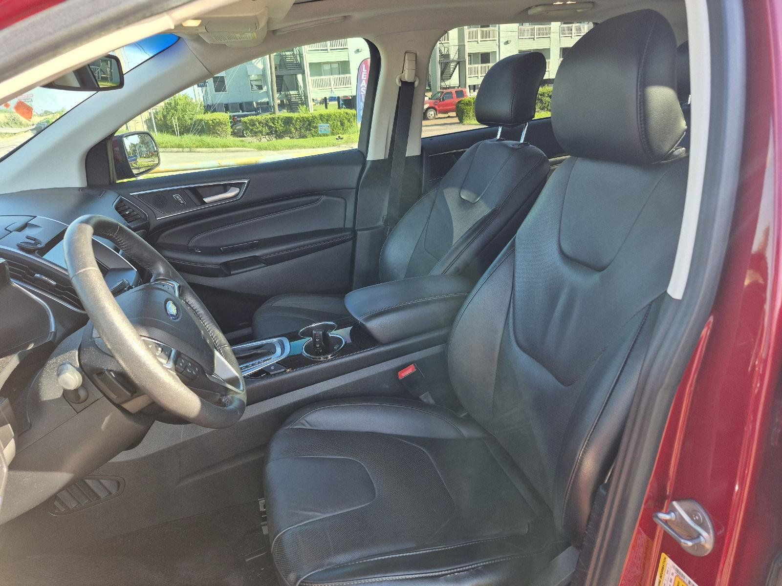 Used 2016 Ford Edge Titanium w/ Equipment Group 301A FWD image 2