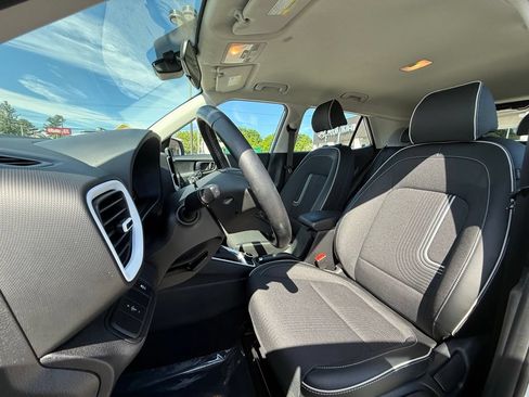 Used 2023 Hyundai Venue Limited FWD image 22