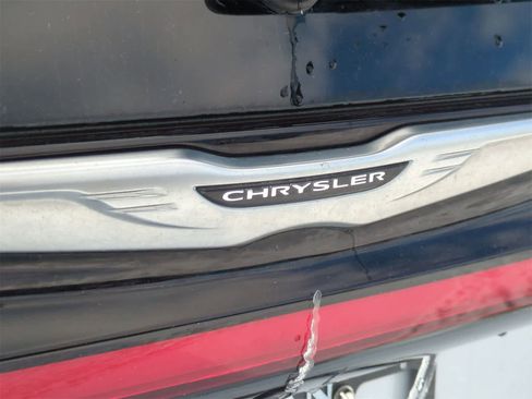 Used 2023 Chrysler Pacifica Touring-L image 12