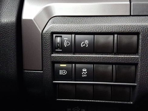 Certified 2025 Toyota Tacoma SR5 AWD/4WD image 25