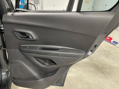 Used 2018 Chevrolet Trax LT w/ LT Convenience Package FWD image 21