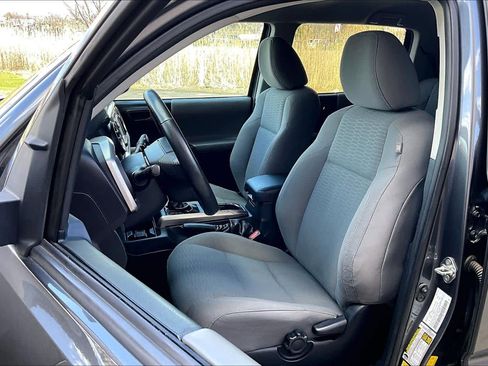 Used 2019 Toyota Tacoma SR5 AWD/4WD image 9