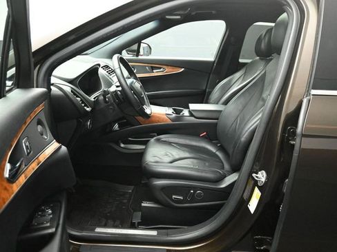 Used 2019 Lincoln Nautilus Reserve w/ Driver Assistance Package FWD image 10