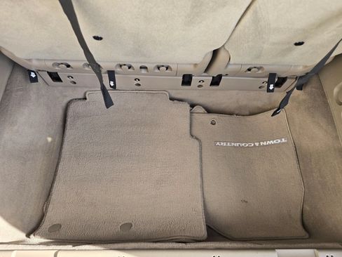 Used 2014 Chrysler Town & Country Touring-L w/ Driver Convenience Group FWD image 13