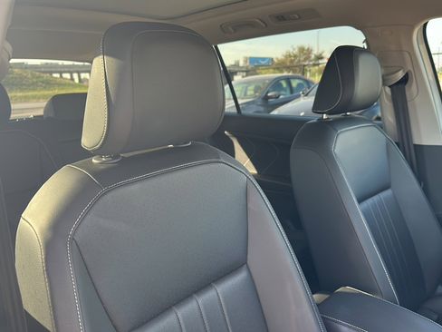 Used 2024 Volkswagen Tiguan SE w/ Panoramic Sunroof Package image 23