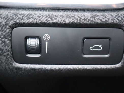 Used 2019 Volvo XC60 T5 Momentum w/ Multimedia Package image 28