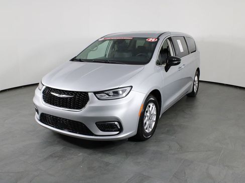 Used 2024 Chrysler Pacifica Touring-L image 2