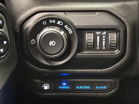 Used 2021 Jeep Wrangler Unlimited Sahara w/ Cold Weather Group AWD/4WD image 29