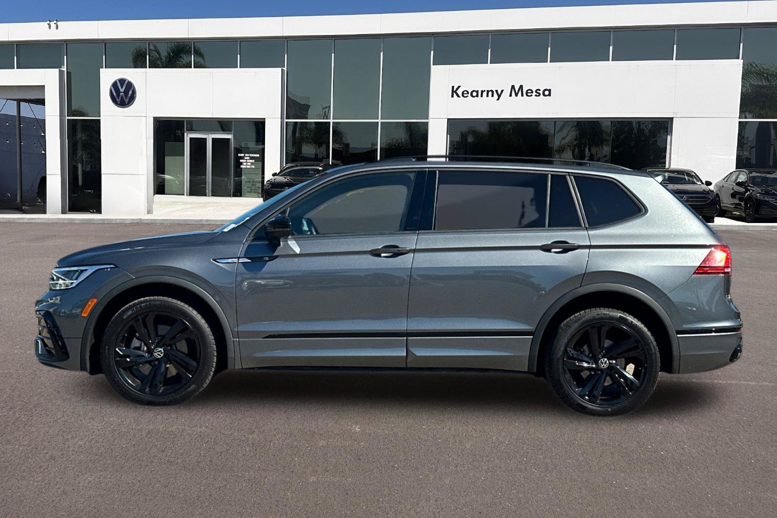 Used 2023 Volkswagen Tiguan SE R-Line FWD image 7
