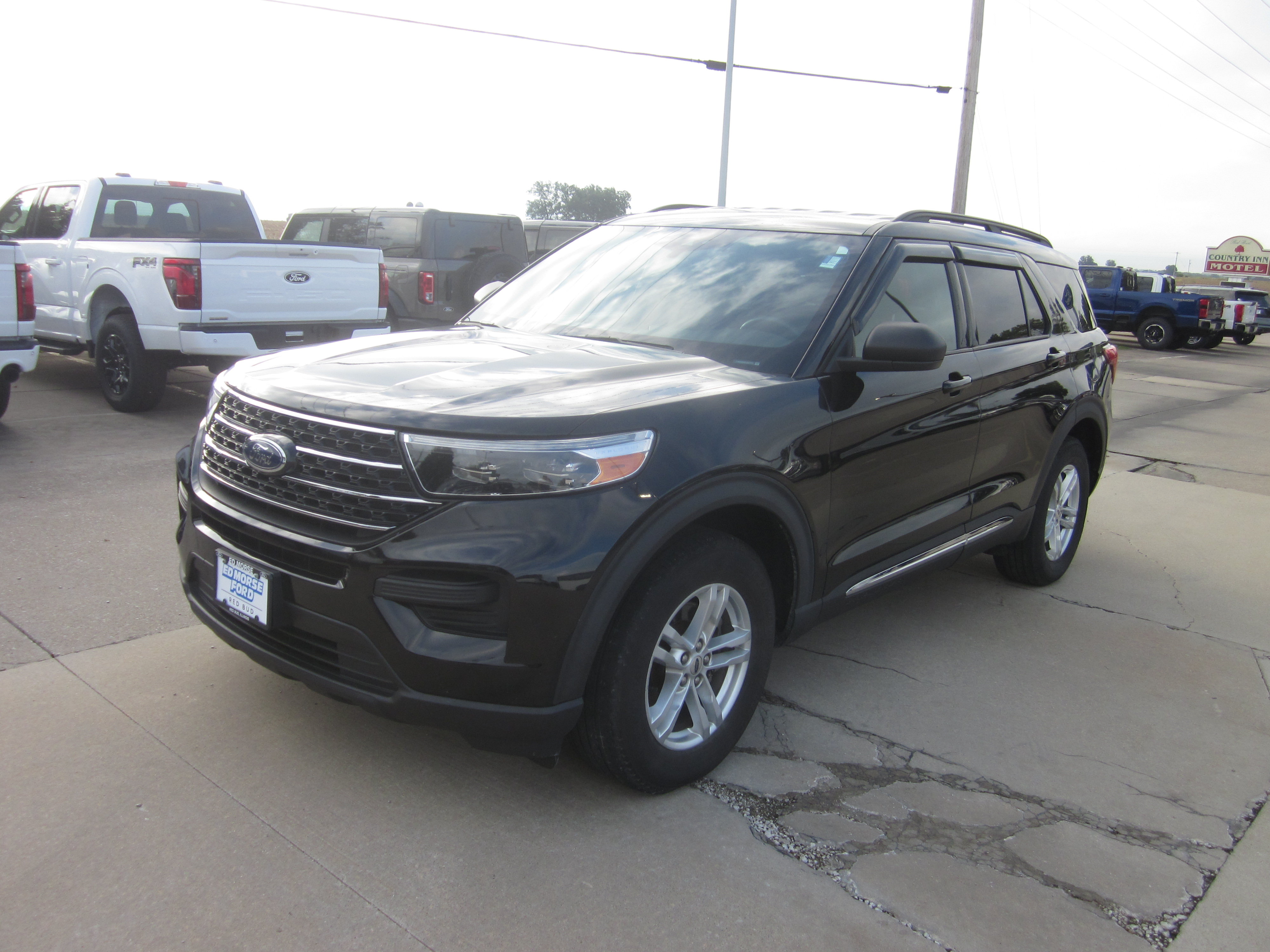 Used 2020 Ford Explorer XLT w/ Comfort Package AWD/4WD image 3