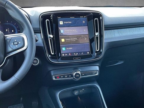 Certified 2023 Volvo XC40 B5 Ultimate w/ Protection Package Premier image 9