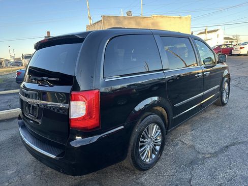 Used 2015 Chrysler Town & Country Touring-L w/ Driver Convenience Group image 4