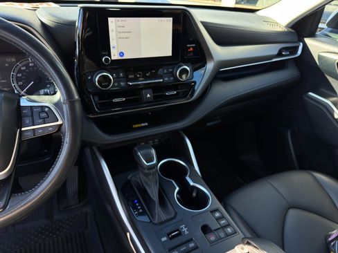 Used 2023 Toyota Highlander XLE image 19