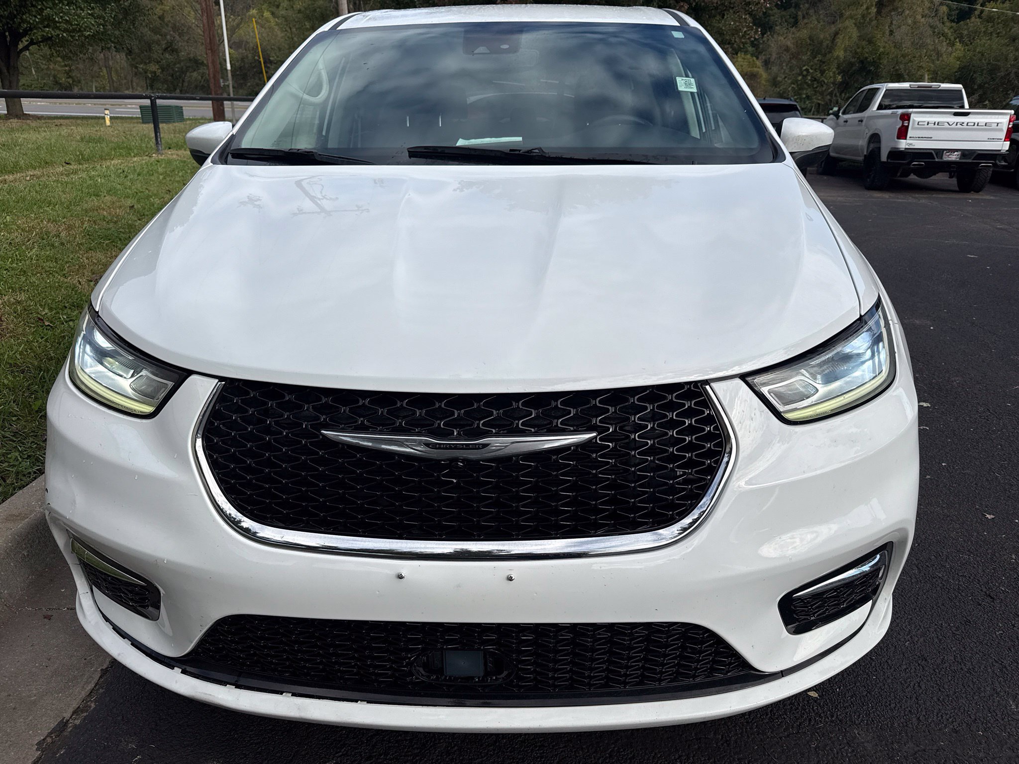 Used 2023 Chrysler Pacifica Touring-L FWD image 2