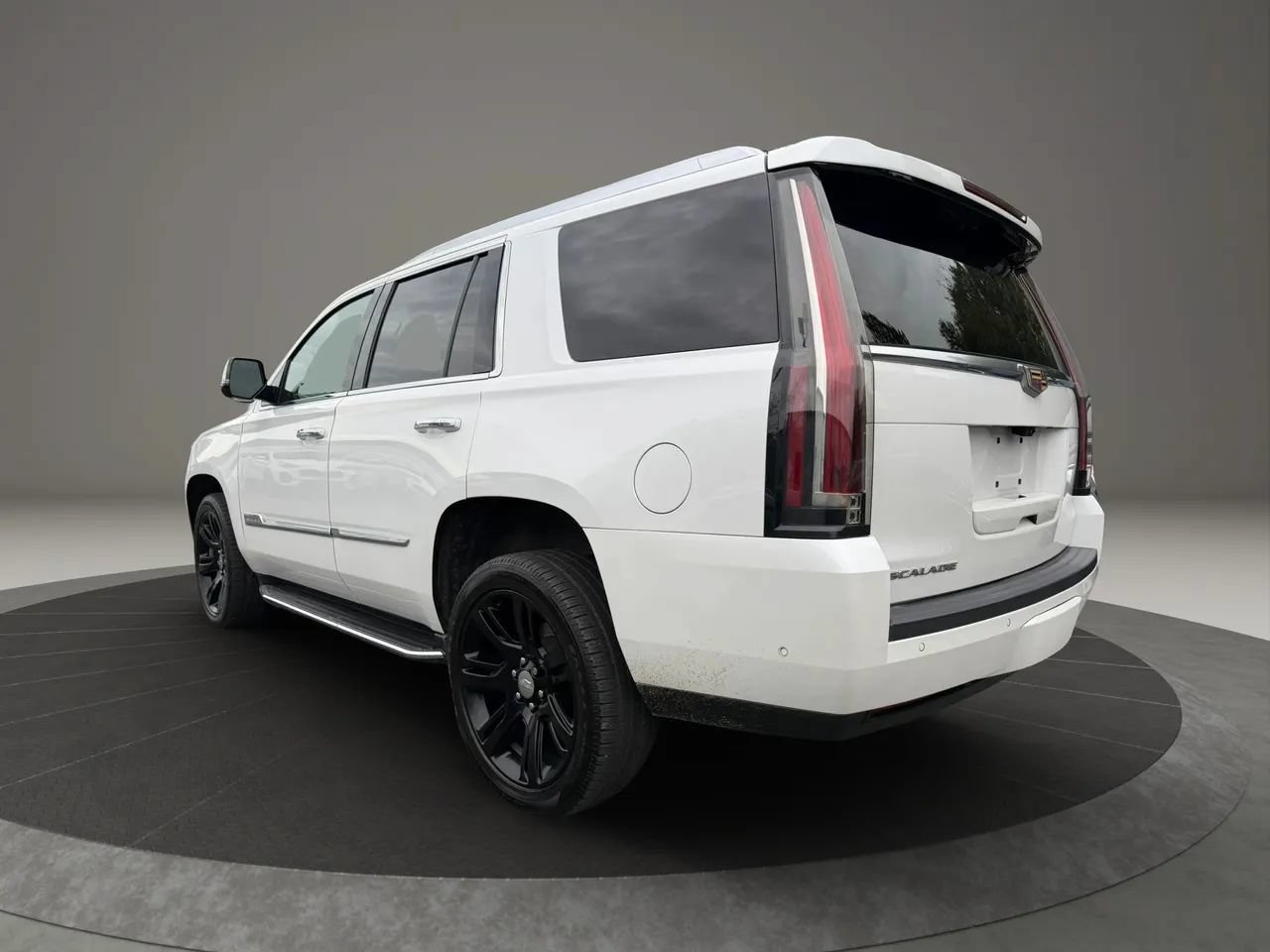 Used 2018 Cadillac Escalade Luxury AWD/4WD image 7