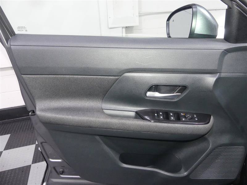 Used 2025 Nissan Kicks SV AWD/4WD image 18