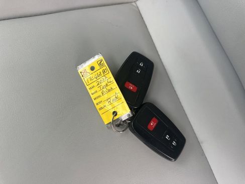 Used 2022 Toyota Prius XLE image 33