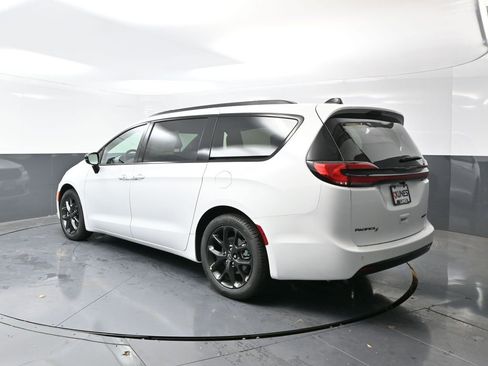 New 2026 Chrysler Pacifica Limited w/ S Appearance Package image 7